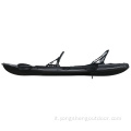Kayak a doppio pesca seduto sul kayak in alto